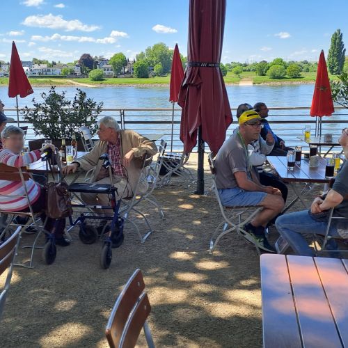Besuch im Biergarten am Rhein